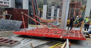 İnşaatta çelik kalıp işçilerin üzerine düştü: 1 ölü, 1 yaralı