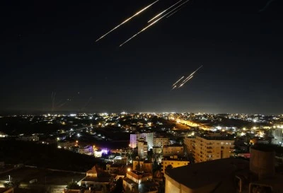 İran&rsquo;dan İsrail&rsquo;e yeni f&uuml;ze saldırıları: En az 2 kişi hayatını kaybetti