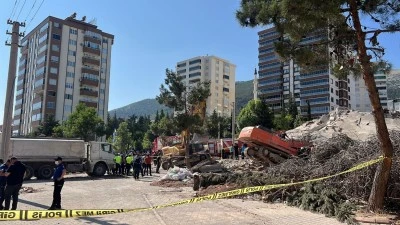 İş makinesi binanın enkazı altında kaldı