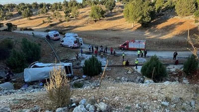İşçi servisi şarampole devrildi: 4 ölü, 14 yaralı