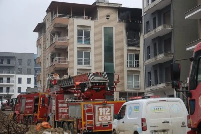 İş&ccedil;ilerin kaldığı apartman dairesi alevlere teslim oldu