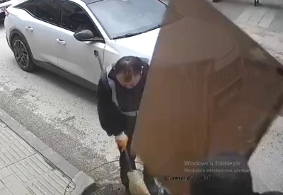 İş&ccedil;inin kafasına tabela d&uuml;şt&uuml;: O anlar kamerada