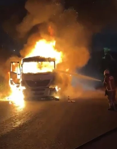 İzmir'de seyir halindeki kömür yüklü tır alev aldı