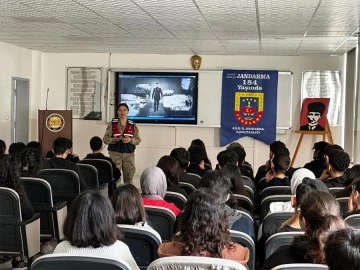 Jandarma lise öğrencilerini bilgilendirdi