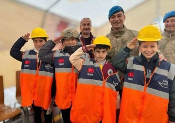 Jandarma, üniversite öğrencilerine arama kurtarma malzemelerini tanıttı