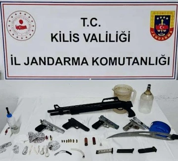 Jandarmanın bir eve yaptığı operasyonda silah ve uyuşturucu çıktı