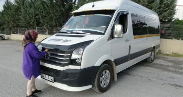 Kadın servis şoförü erkeklere taş çıkartıyor
