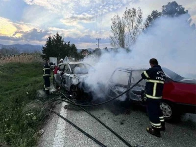 Kafa kafaya çarpışan iki otomobil yanarak hurdaya döndü: 1 ölü, 4 yaralı