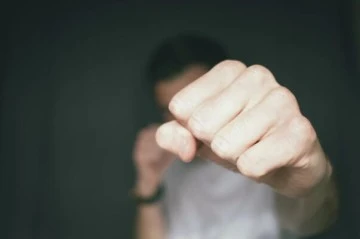Kafe önünde oturan şahıs 6 kişi tarafından darp edildi