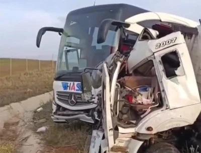 Kamyon ile yolcu otobüsü çarpıştı: 1 ölü, 5 yaralı