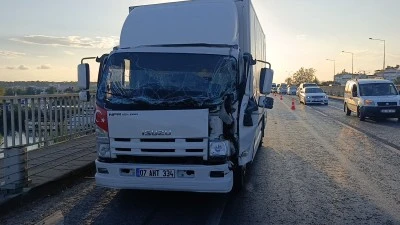 Kamyon tıra çarptı: Trafik kilitlendi