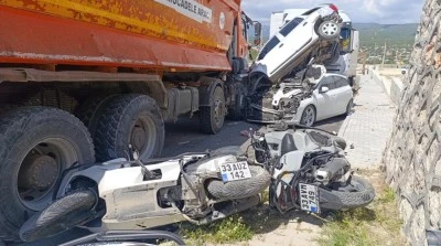 Kamyon yoldan çıktı önüne gelen taşıtı ezdi!