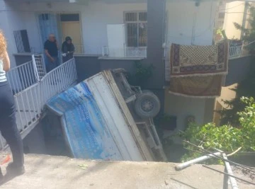 Kamyonet apartman bahçesine düştü!