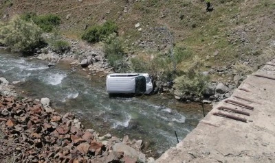 Kamyonet dereye uçtu: 1 ölü
