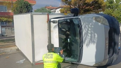 kamyonet ile otomobil çarpıştı: 1’i çocuk 5 kişi yaralandı