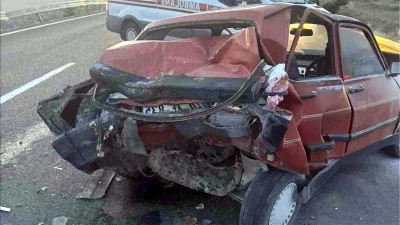 Kamyonet ile otomobilin çarpıştığı kazada 1 ölü, 2 yaralı