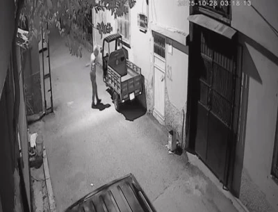 Kapüşonlu şüpheli park halindeki mopedi çaldı: Anlar kamerada