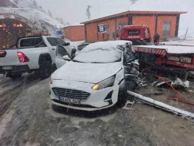Kar kazalara neden oldu: 1 ölü, 3 yaralı