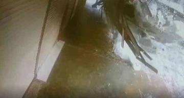 KAR KÜTLESİNİN ALTINDA KALMAKTAN SANİYELER İLE KURTULDU