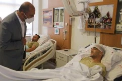 KARATAŞ HASTANEDE YARALI ASKERLER İLE GÖRÜŞTÜ