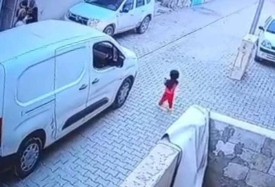 Kargo aracının çarptığı 2 yaşındaki Leyla hayatını kaybetti