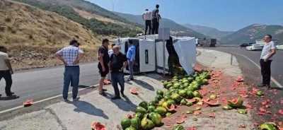 Karpuz yüklü araç devrildi