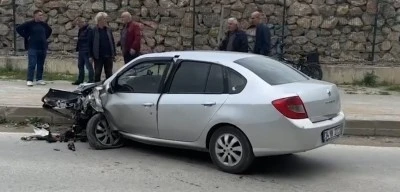 Karşı yönlü iki araç çarpıştı: 4 yaralı