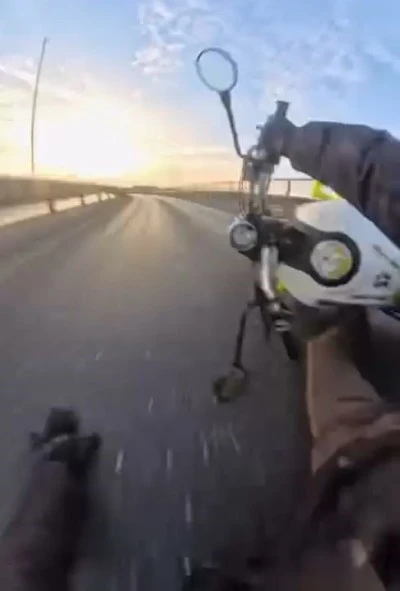 Kask kamerası kaydetti: Motosiklet kazası