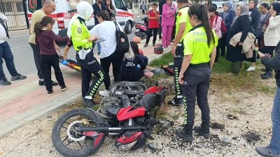 Kavşak kazası: Motosikletli ve sürücü yaralı