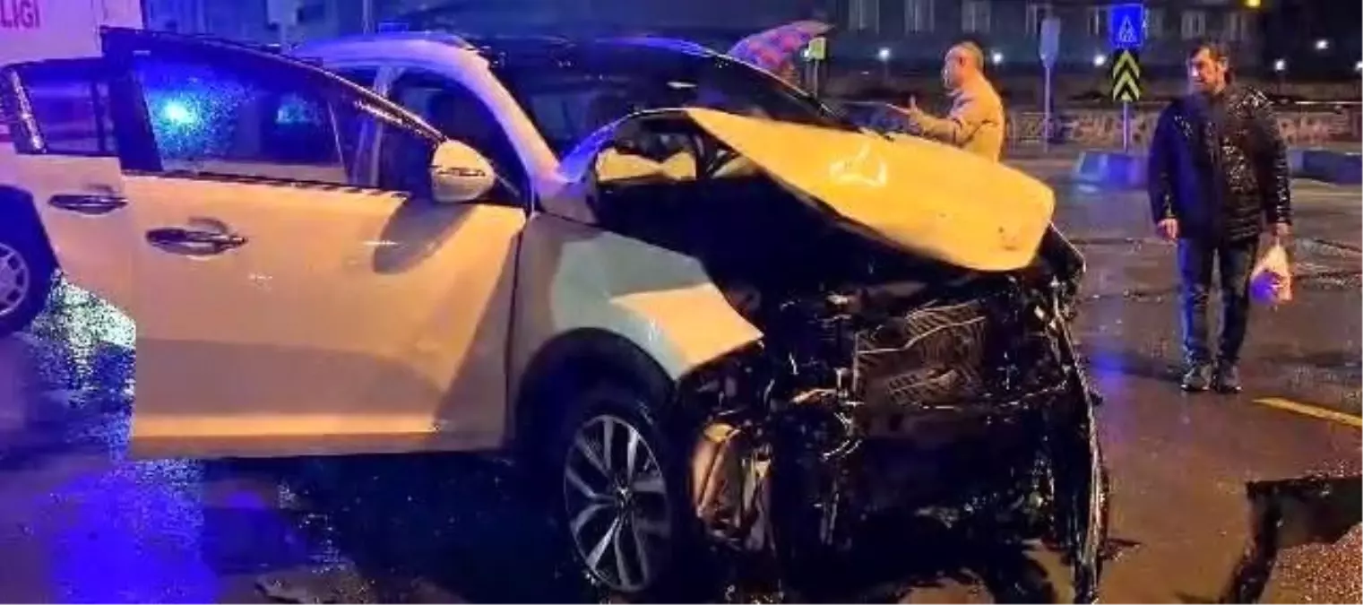 Kavşakta otomobil ile halk otobüsü çarpıştı