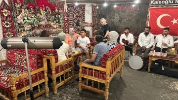 Kavurucu sıcaklarda bu mağarada sobayla ısınıyorlar