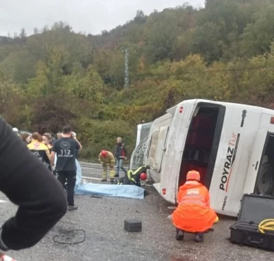 kaygan yolda facia: İşçi servisi devrildi, 1 ölü 19 yaralı