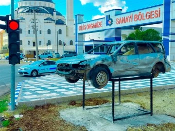 Kazaya uğramış araç ile farkındalık oluşturuldu