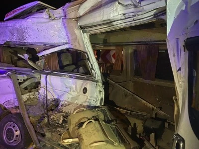 Kemalpaşa’da işçi servisleri çarpıştı: 15 yaralı