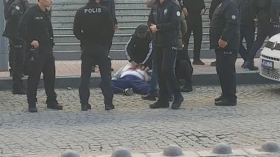 Kendisine istismarda bulunduğunu iddia ettiği şahsı adliye &ouml;n&uuml;nde kalbinden bı&ccedil;akladı