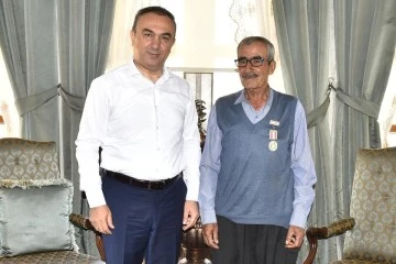 Kıbrıs Gazisi Abdi Vuran’a Milli Mücadele Madalyası ve Beratı