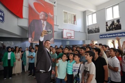  Kilis Belediye Başkanı Bilecen, Karne Gününde Öğrencilerin Heyecanına Ortak Oldu
