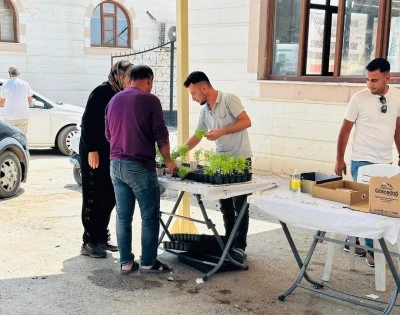 Kilis Belediyesi’nden Mezarlık Ziyaretlerinde Fide ve Lokum İkramı