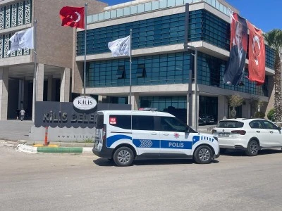 Kilis Belediyesi &Ouml;n&uuml;nde neden polis aracı bekliyor? Neyi bekliyor
