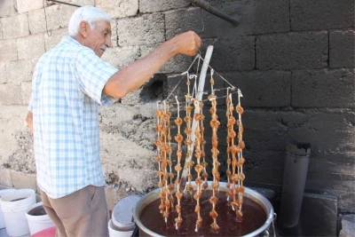 Kilis’in üzümleri cevizli sucuğa dönüşüyor