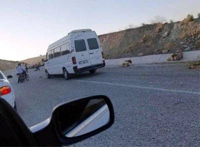 Kilis Musabeyli’de minibüs koyun sürüsüne çarptı: 6 koyun telef oldu