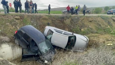 Kilis Polateli Yolunda Ara&ccedil;lar Şarampole U&ccedil;tu: 2 Yaralı