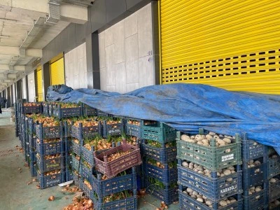 Kilis Sebze Hali Alarmda: Soğan ve Patatesler G&ouml;verdi, Esnaf Zarar Ediyor!