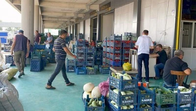 Kilis Sebze Hali esnafı dertli: Yol kapalı, fiyatlar düşük ama satış yok!