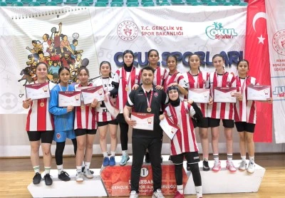 Kilis Spor Lisesi kız futbolcularından tarihi başarı!