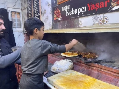 Kilis’te 10 Yaşındaki Ali, Hem Okuyup Hem de Meslek Öğreniyor