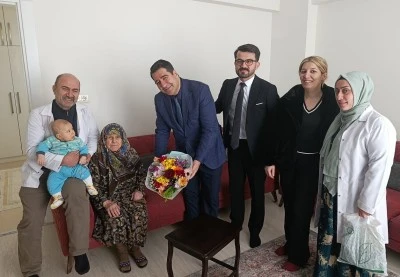 Kilis&rsquo;te 100 Yaşındaki Saliha Bekmezoğlu&rsquo;nun Doğum G&uuml;n&uuml; ve 8 Mart&rsquo;ı Kutlandı