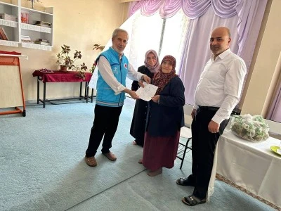Kilis’te 80 yaşındaki teyze Kur’an-ı Kerim’i hatmetti