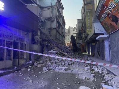 Kilis’te Ağır Hasarlı Beş Katlı Bina  Yıkıldı