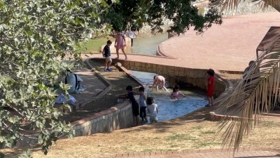 Kilis&rsquo;te Akpınar&rsquo;da &Ccedil;ocuklar Suya Girdi, Aileler Piknik Yaptı